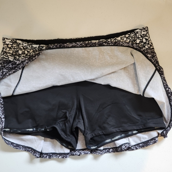 Lululemon Circuit Breaker Skirt Iced Wave White Black Ice Breaker Black Size 12 - Picture 8 of 9